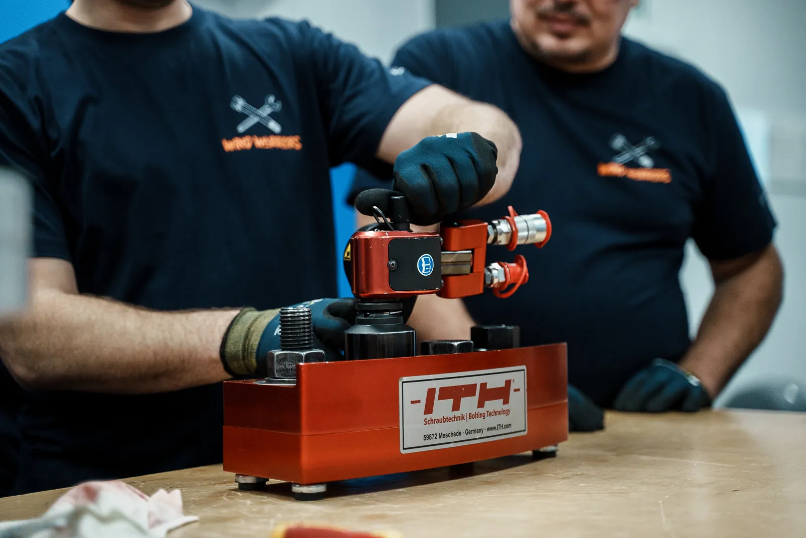 bolt tighting